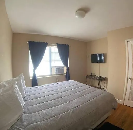 Private One-Bedroom 8 -Directly Across From Beach
