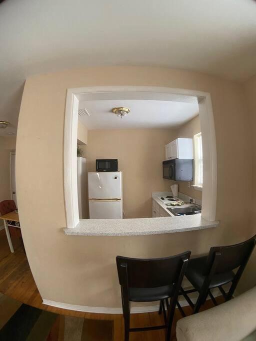 Private One-bedroom 8 -directly Across From Appartement