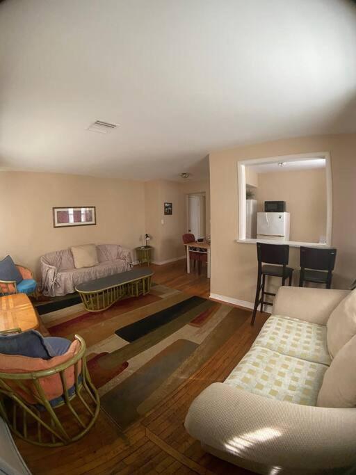 Appartement Private One-bedroom 8 -directly Across From